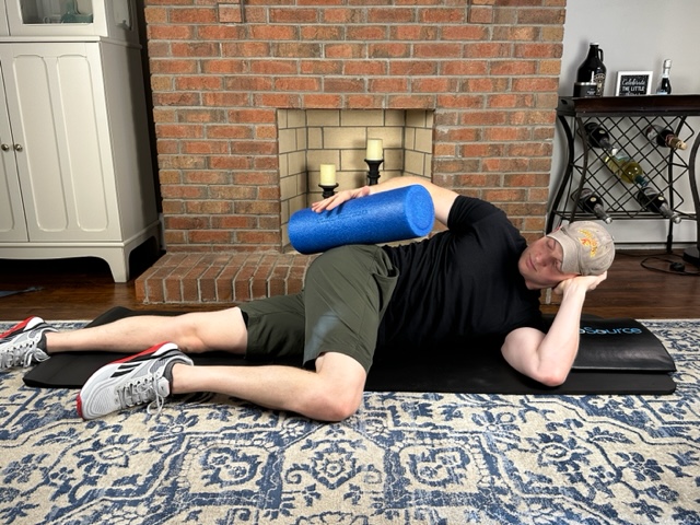 Demonstraing foam rolling to the gluteus medius muscle